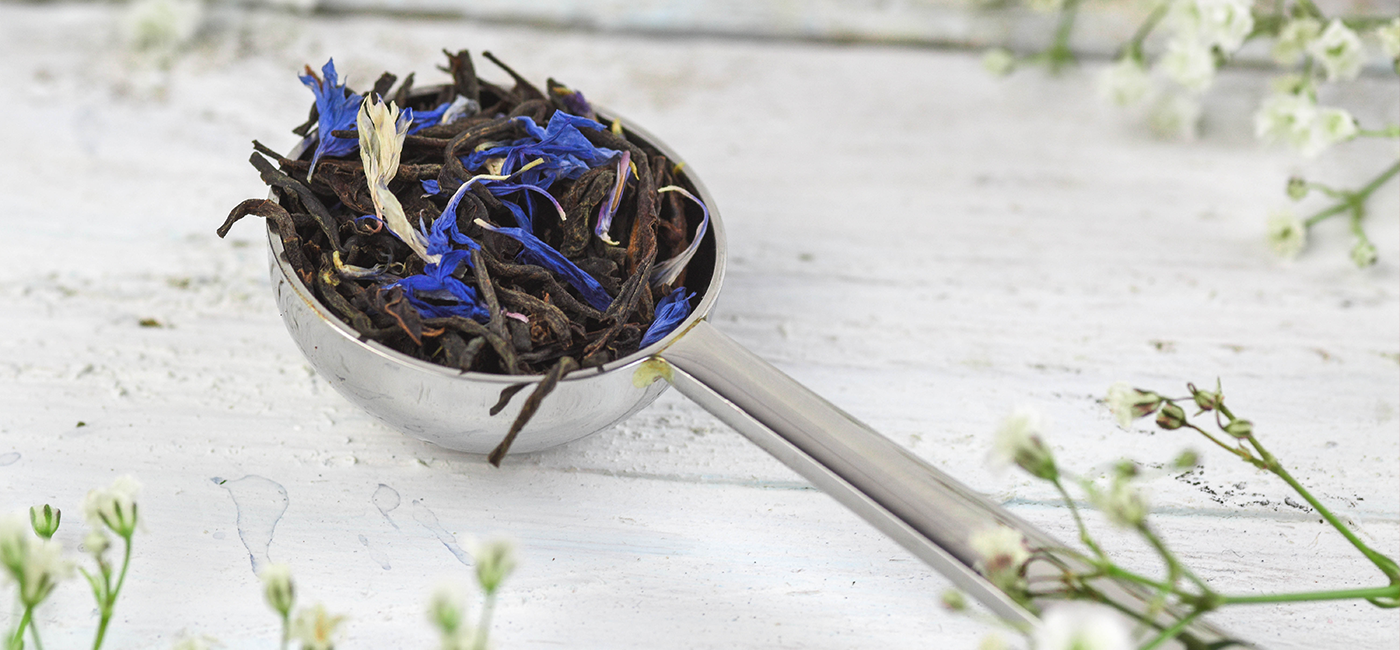 Perfect teaspoon featuring a loose black tea 