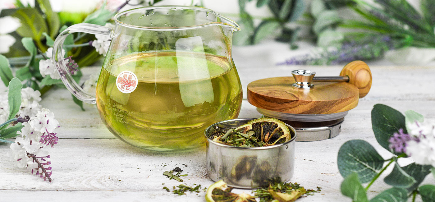 Green tea blend in teapot 