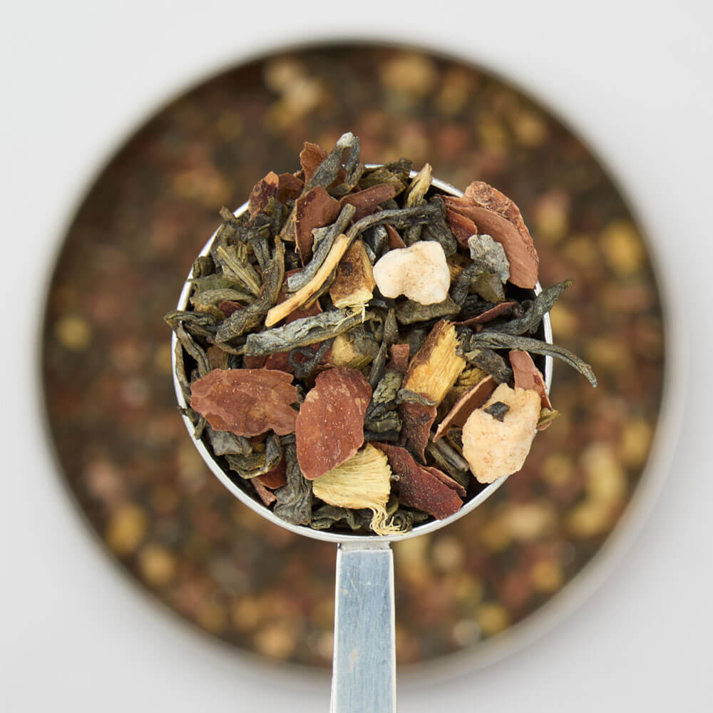 brummy custard loose leaf tea in a spoon