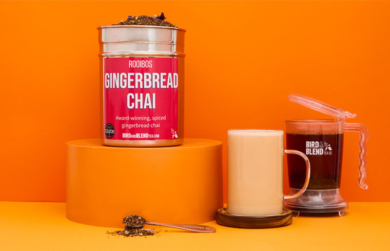  gingerbread chai loose leaf tea tin & perfect tea spoon filled with loose leaf tea & brewdini gravity tea steeper with hot chai latte 