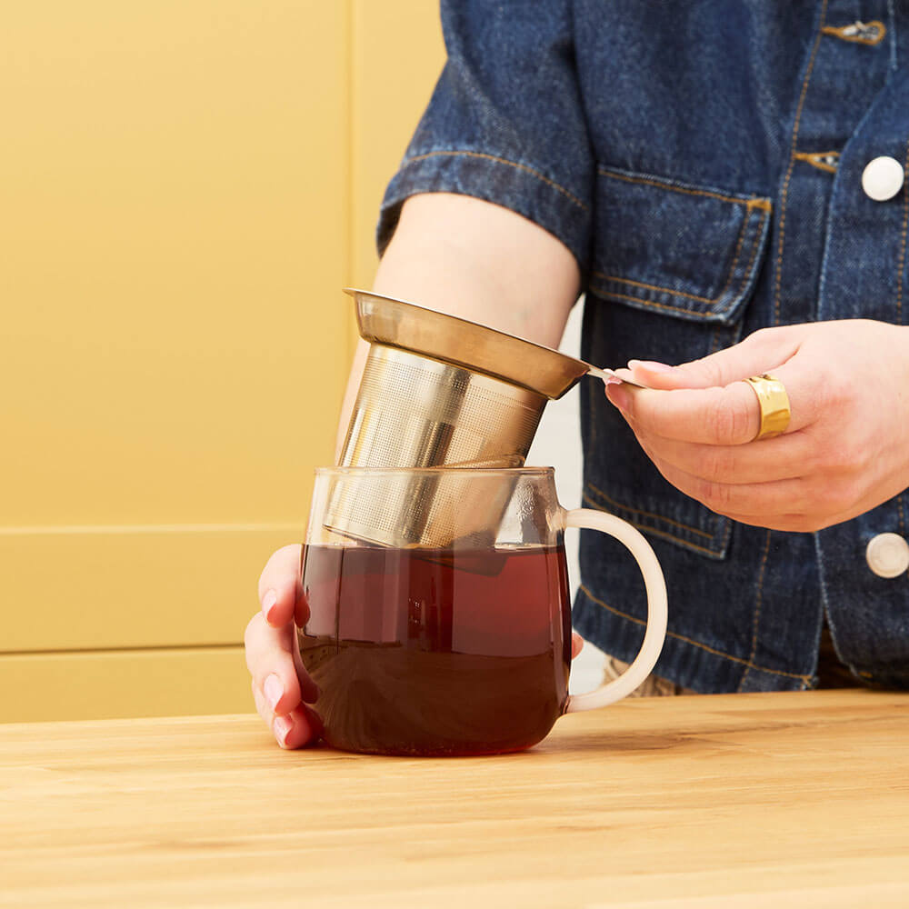 glass tea infuser mug in use