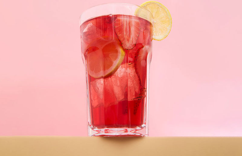  strawberry lemonade cocktail iced tea lemon & strawberry in glass 